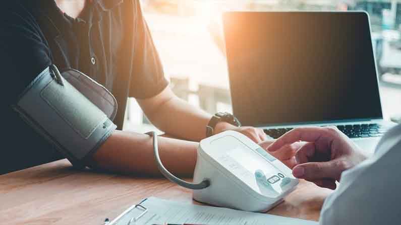 Low Blood Pressure: নিম্ন রক্তচাপ বা হাইপোটেনশনের লক্ষণ কী কী? সমস্যা এড়াতে কী করবেন Low Blood Pressure: নিম্ন রক্তচাপ বা হাইপোটেনশনের লক্ষণ কী কী? সমস্যা এড়াতে কী করবেন