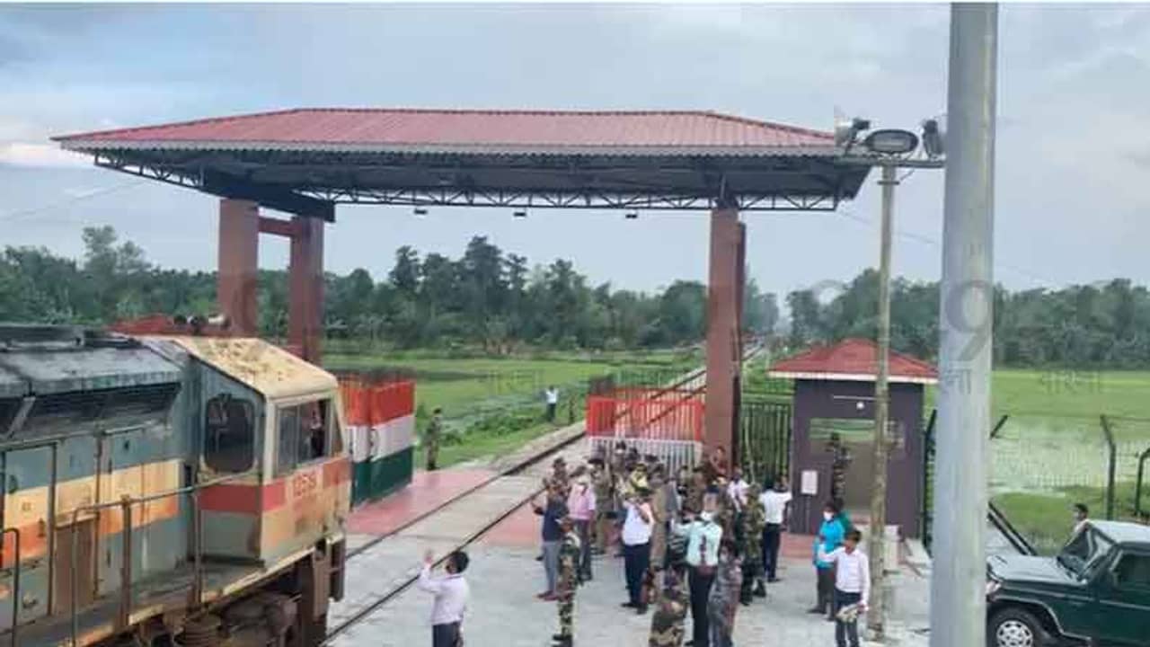 এপার-ওপার স্মৃতিময় একাকার... ৫৬ বছর পর গড়াল চাকা, কু ঝিক ঝিক করে এপার বাংলা থেকে ট্রেন চলল বাংলাদেশ