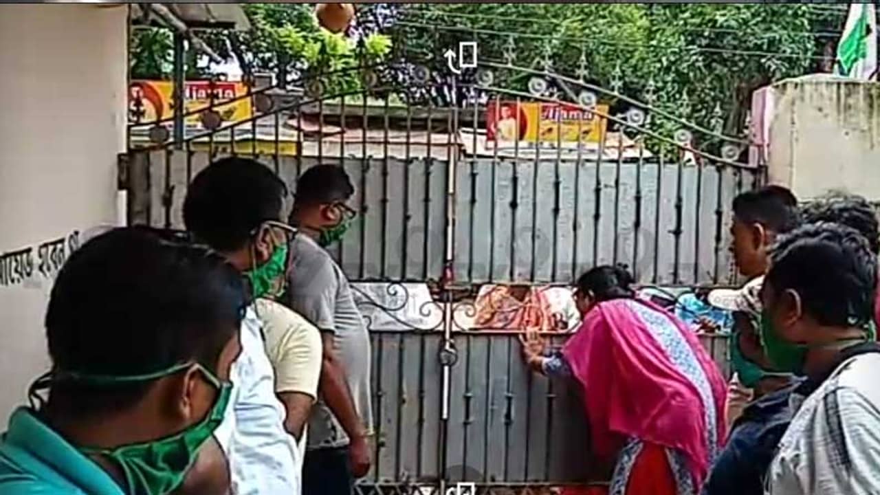 আবাসনের ভিতরেই কার্যালয় খুলে ফেললেন তৃণমূল বিধায়ক, তুমুল উত্তেজনা সাঁকরাইলে