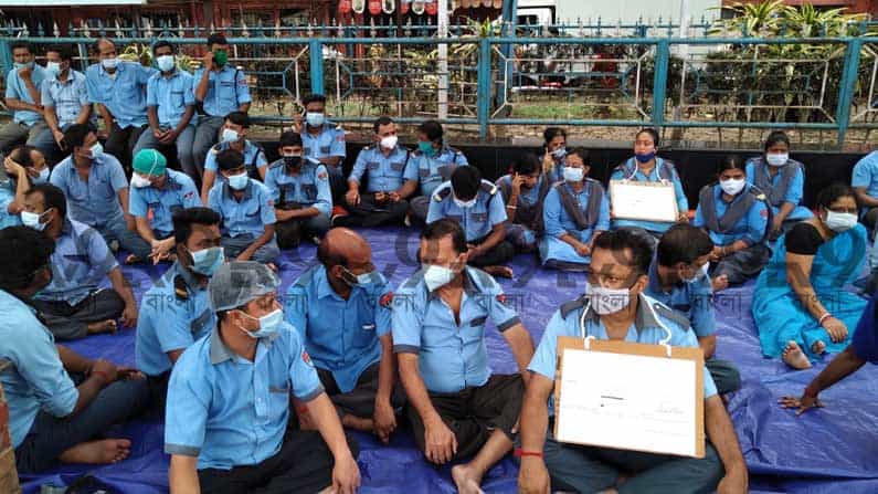 'মাসে ৭ হাজার টাকা বেতনে সংসার চলে?', এবার SSKM-এ বিক্ষোভে চুক্তি ভিত্তিক নিরাপত্তা কর্মীরা 'মাসে ৭ হাজার টাকা বেতনে সংসার চলে?', এবার SSKM-এ বিক্ষোভে চুক্তি ভিত্তিক নিরাপত্তা কর্মীরা