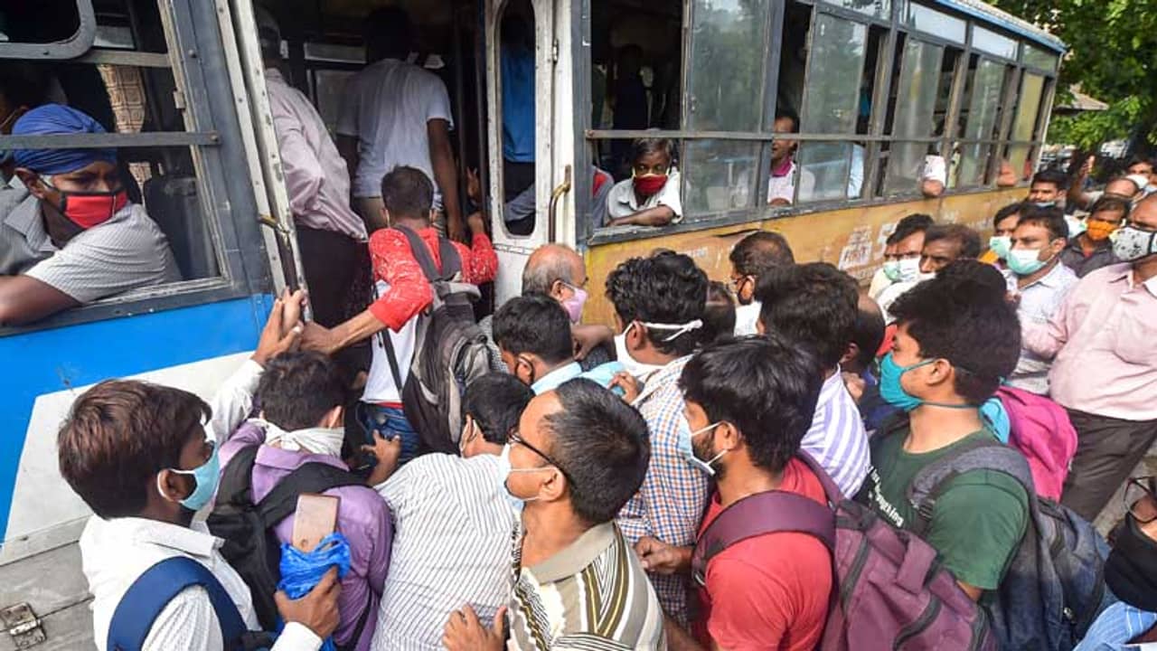 পুজোর মুখেই চরমে থার্ড ওয়েভ! রিপোর্ট জমা পড়ল প্রধানমন্ত্রীর দফতরে