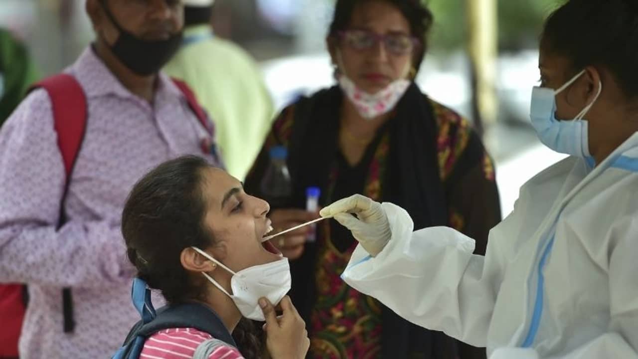 অগস্টেই আছড়ে পড়ছে তৃতীয় ঢেউ, চূড়ায় উঠবে অক্টোবরে! এপিসেন্টার জানালেন বিজ্ঞানীরা