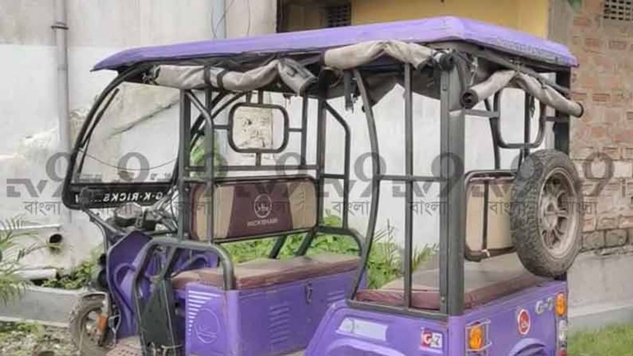 Accident: বেপরোয়া গাড়ির ধাক্কায় উল্টে গেল টোটো, আহত ৩ শিশুসহ ৯