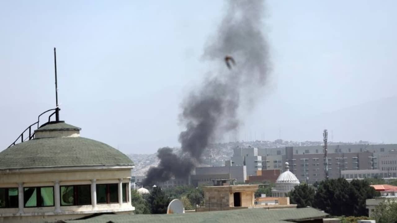 দূতাবাস থেকে বেরচ্ছে কালো ধোঁয়া, নামছে হেলিকপ্টারও! গোপন নথি নষ্টের নির্দেশ মার্কিন সেনাকে