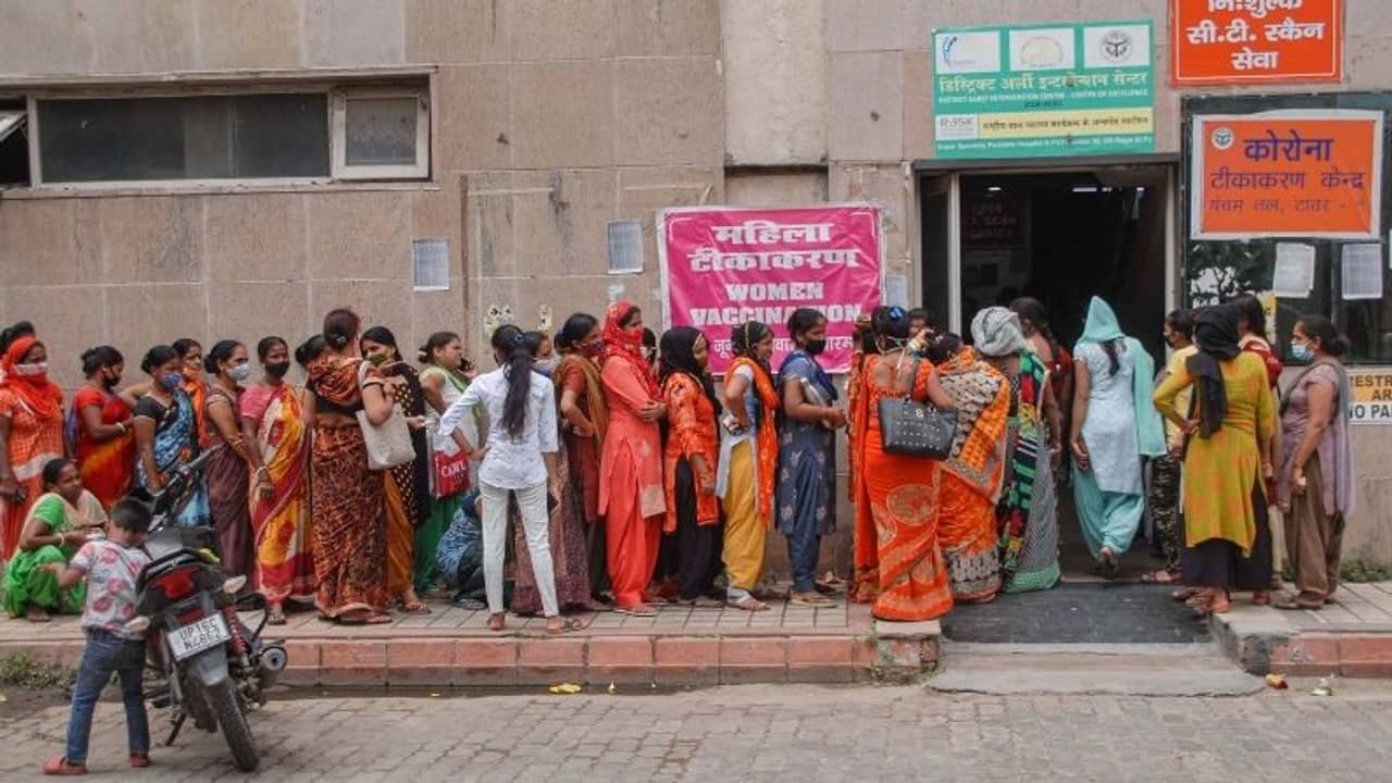 ব্যবহারই হচ্ছে না বরাদ্দ ভ্যাকসিনের পুরো অংশ, বেসরকারি হাসপাতালে কি সরবরাহ কমাবে কেন্দ্র?