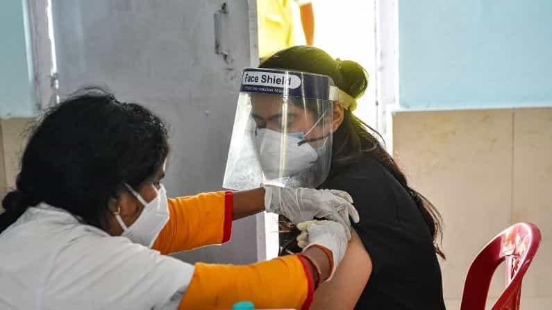 Covid Vaccine: একশোয় একশো প্রথম ডোজ় পেল ৩ রাজ্য ও ৪ কেন্দ্রশাসিত অঞ্চল Covid Vaccine: একশোয় একশো প্রথম ডোজ় পেল ৩ রাজ্য ও ৪ কেন্দ্রশাসিত অঞ্চল
