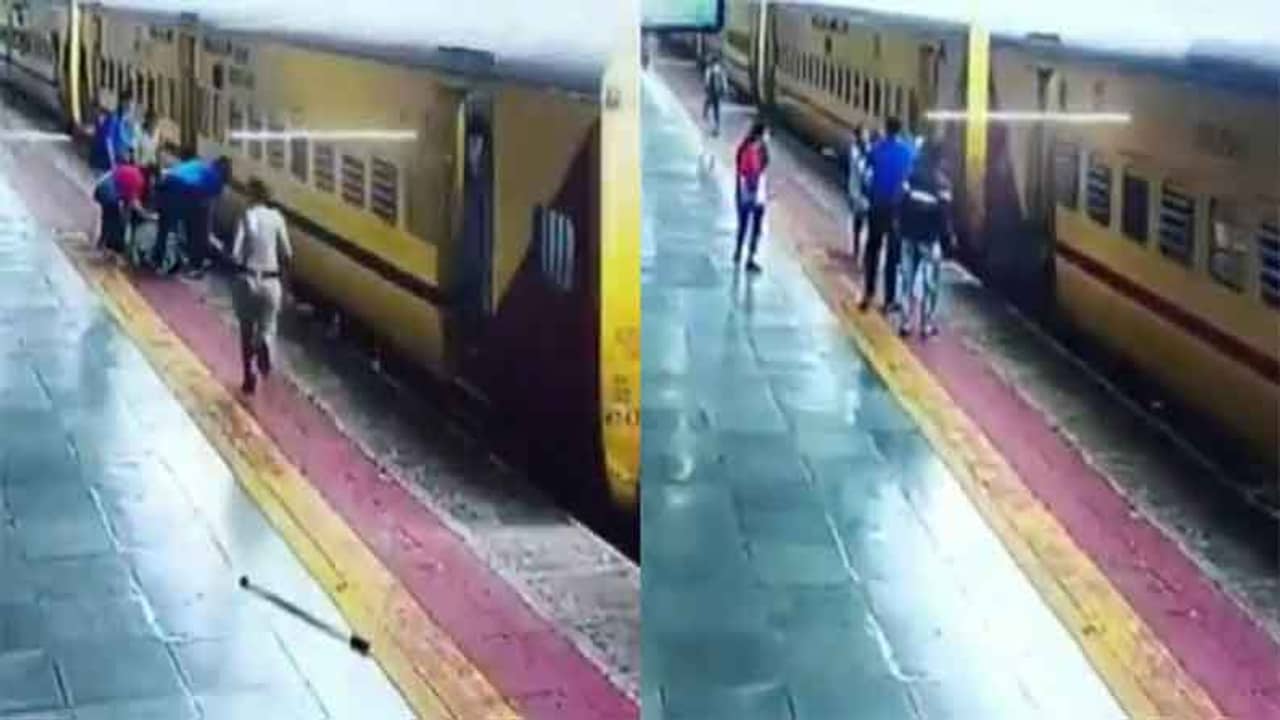 Viral Video: চলন্ত ট্রেনে চড়তে গিয়ে বিপদ! সটান প্ল্যাটফর্মে ছিটকে পড়লেন মহিলা, তারপর...