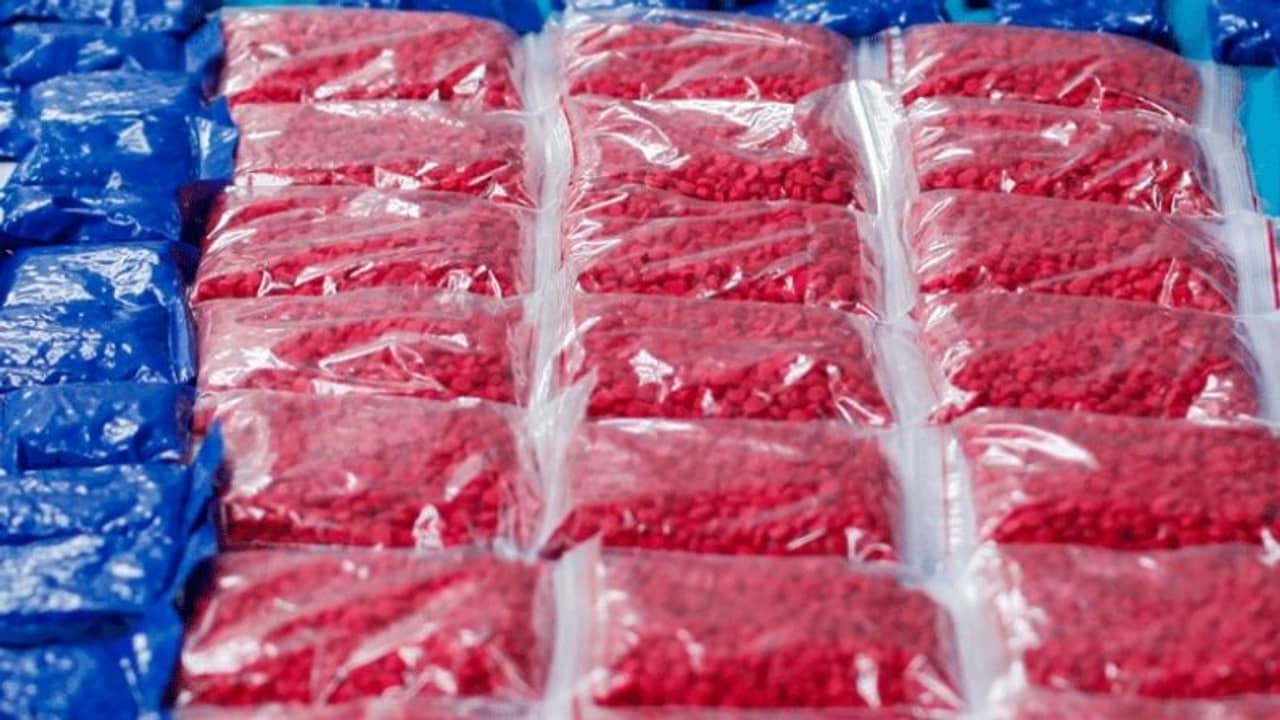 এক্স-রে করাতেই চক্ষু চড়কগাছ! পেটের ভিতরে সাজানো ১৪৫টি প্যাকেট, তাতে ভরা রয়েছে...