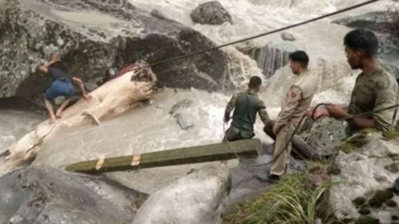 Cloudburst in Baramulla: ঘুমের মধ্যেই ভেসে গেল আস্ত বাড়ি! মেঘ ভাঙা বৃষ্টিতে মৃত একই পরিবারের ৪ জন