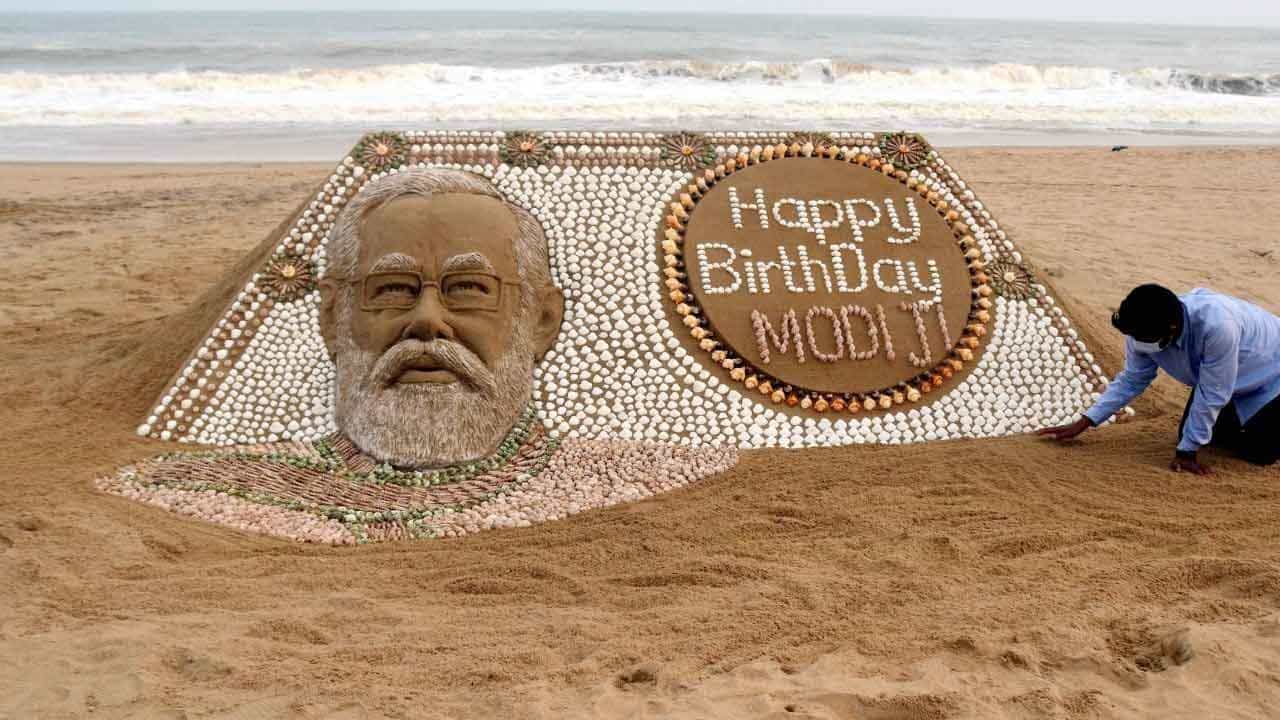 একাত্তরে পা নমোর! ঝিনুক দিয়ে মোদী-বন্দনা ওড়িশার শিল্পীর একাত্তরে পা নমোর! ঝিনুক দিয়ে মোদী-বন্দনা ওড়িশার শিল্পীর