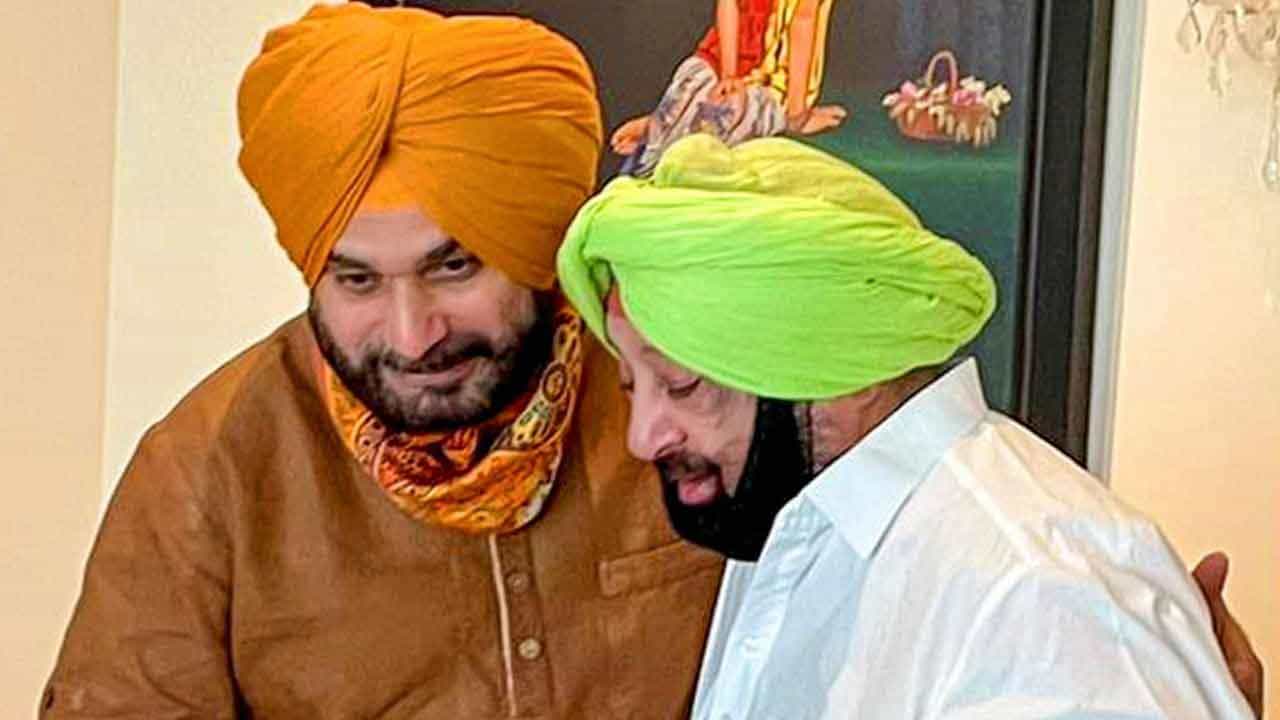 Punjab Congress Infighting: সঙ্কটে ক্যাপ্টেনের গদি? বিধায়কদের বৈঠকে ডাক দিতেই শুরু জল্পনা Punjab Congress Infighting: সঙ্কটে ক্যাপ্টেনের গদি? বিধায়কদের বৈঠকে ডাক দিতেই শুরু জল্পনা
