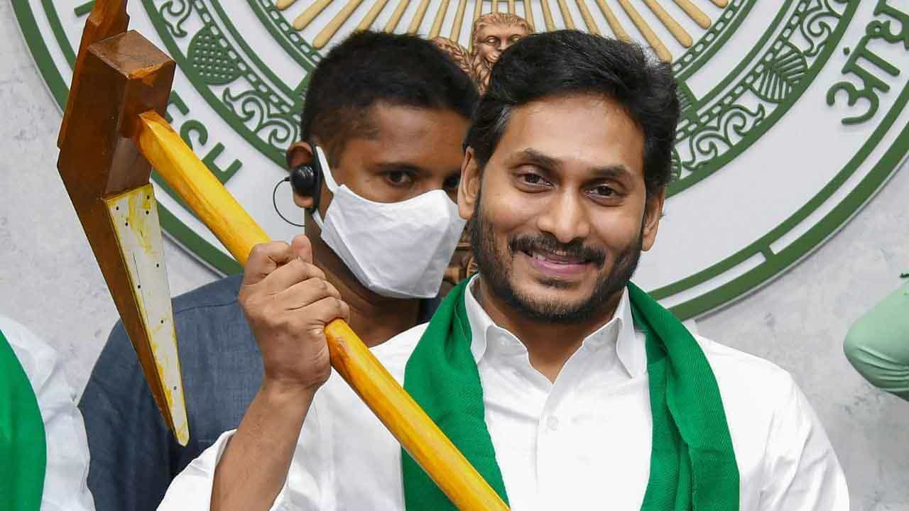 Andhra Pradesh: আদালতে টিকল না বিরোধীদের অভিযোগ, স্থানীয় নির্বাচনেও ঝড় তুলল ওয়াইএসআর Andhra Pradesh: আদালতে টিকল না বিরোধীদের অভিযোগ, স্থানীয় নির্বাচনেও ঝড় তুলল ওয়াইএসআর