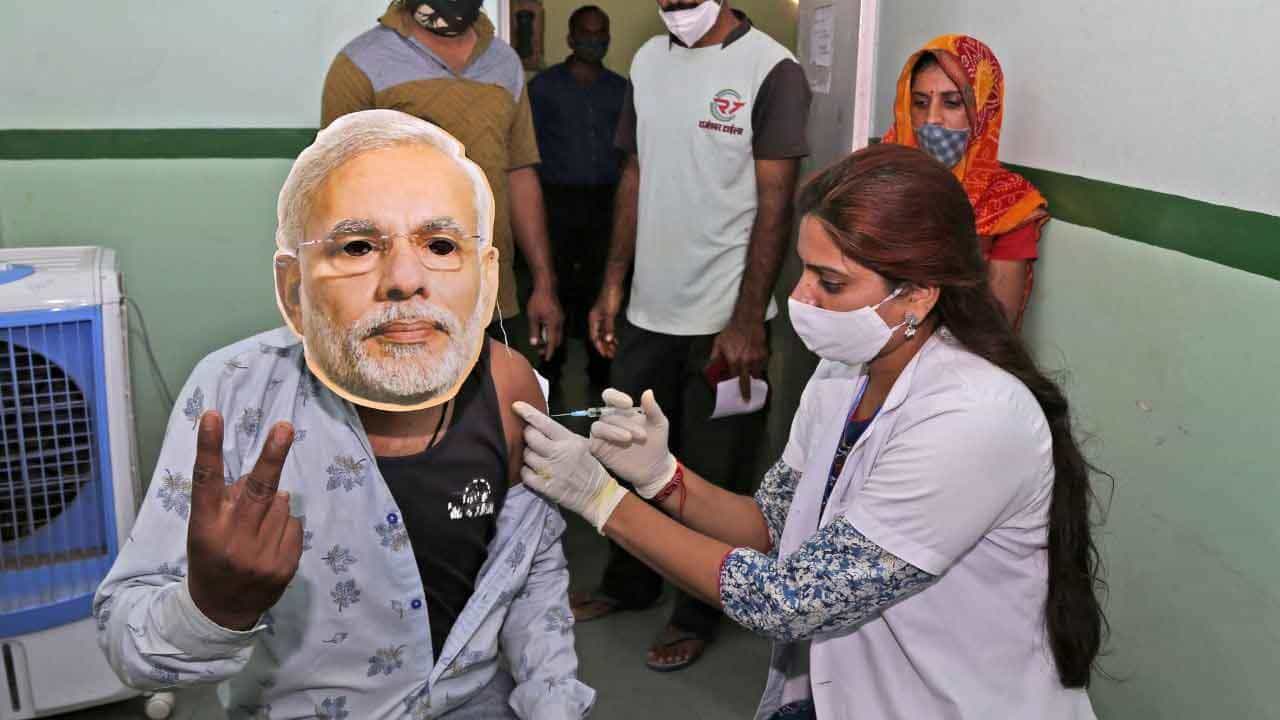 COVID Vaccination: প্রতি সেকেন্ডে ৮০০ টিকা! চিনকে হারিয়ে কীভাবে টিকাকরণে বিশ্বরেকর্ড গড়ল ভারত? COVID Vaccination: প্রতি সেকেন্ডে ৮০০ টিকা! চিনকে হারিয়ে কীভাবে টিকাকরণে বিশ্বরেকর্ড গড়ল ভারত?