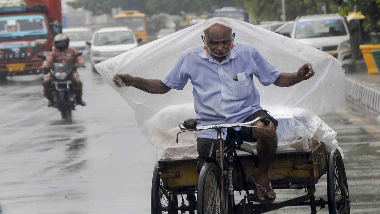 Cyclone Shaheen: 'গুলাবের' পর এ বার শক্তি বাড়াচ্ছে 'শাহিন', আছড়ে পড়বে কি বাংলায়?