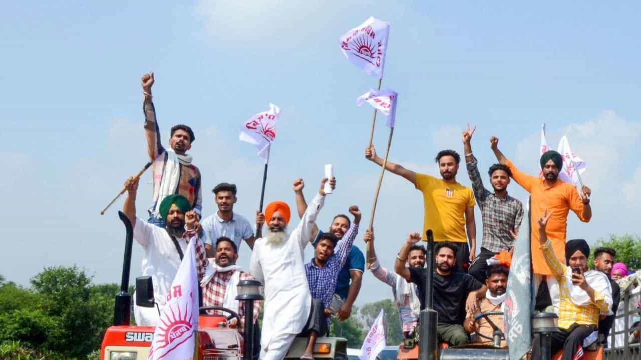 1 year of Farmers Protest: বছর পার হল কৃষক আন্দোলনের, দিনভর কর্মসূচির পরিকল্পনা দেশজুড়ে, বাড়ানো হল নিরাপত্তাও 1 year of Farmers Protest: বছর পার হল কৃষক আন্দোলনের, দিনভর কর্মসূচির পরিকল্পনা দেশজুড়ে, বাড়ানো হল নিরাপত্তাও