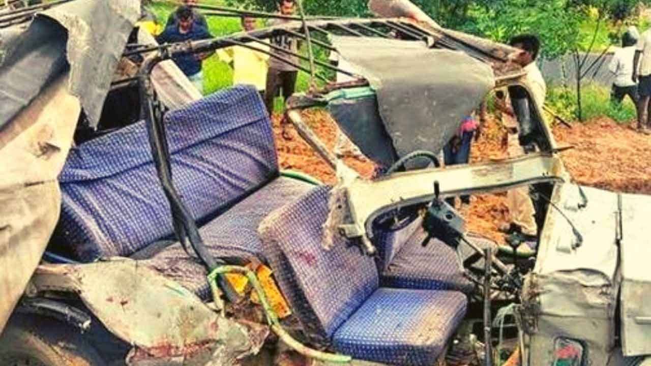 লরি ধাক্কা মারতেই হাওয়ায় উড়ল জিপ, মাটিতে পড়তেই থেতলে গেল যাত্রীরা, মৃত কমপক্ষে ৮