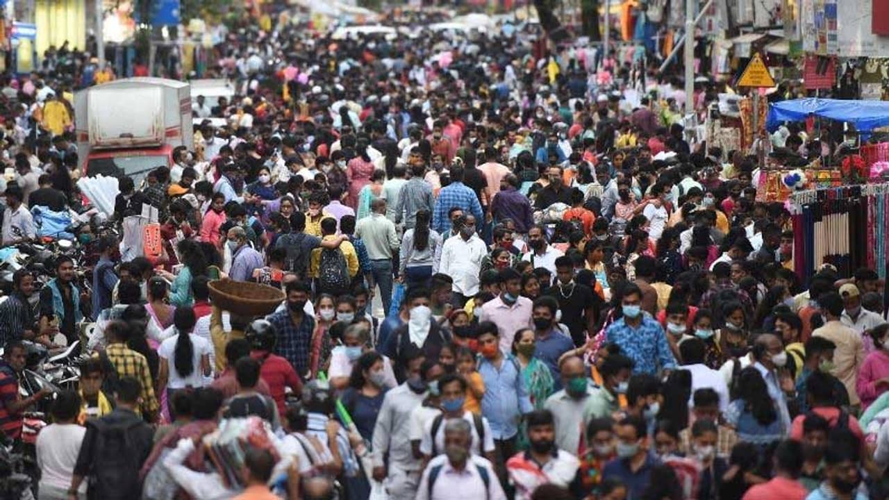 তৃতীয় ঢেউ এসে গিয়েছে, বিপদ এড়াতে উৎসবের মরশুমে বাড়িতেই থাকার অনুরোধ মেয়রের