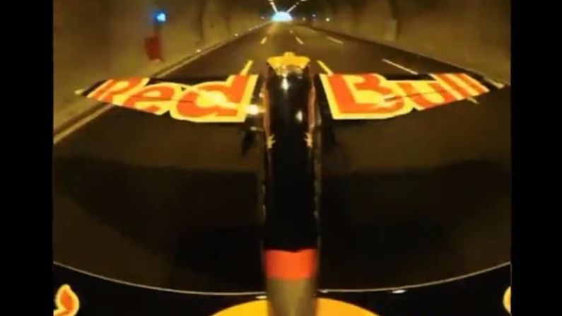 Viral Video: কাতালকার দুটি টানেলের মধ্যে দিয়ে ঝড়ের গতিতে টেক অফ করলেন বিমানচালক, ভিডিয়ো শেয়ার করল রেড বুল