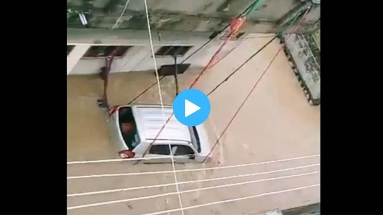 Viral Video: বন্যার হাত থেকে বাঁচাতে তেলেঙ্গানায় দড়ি দিয়ে গাড়ি বেঁধে রাখলেন এক ব্যক্তি!
