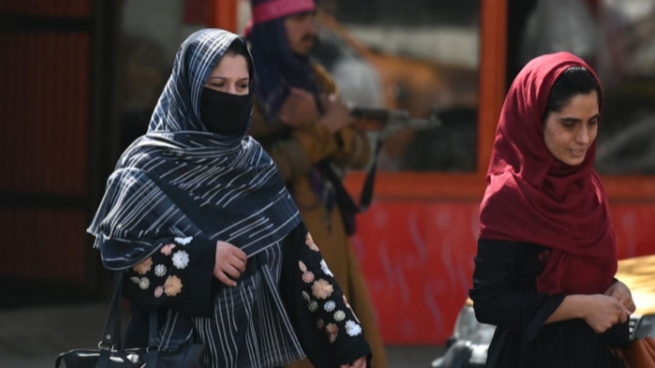 Taliban New Rule: মহিলাদের চাকরির অধিকারও কেড়ে নিল তালিবান, গাইল না কোনও সাফাইও!