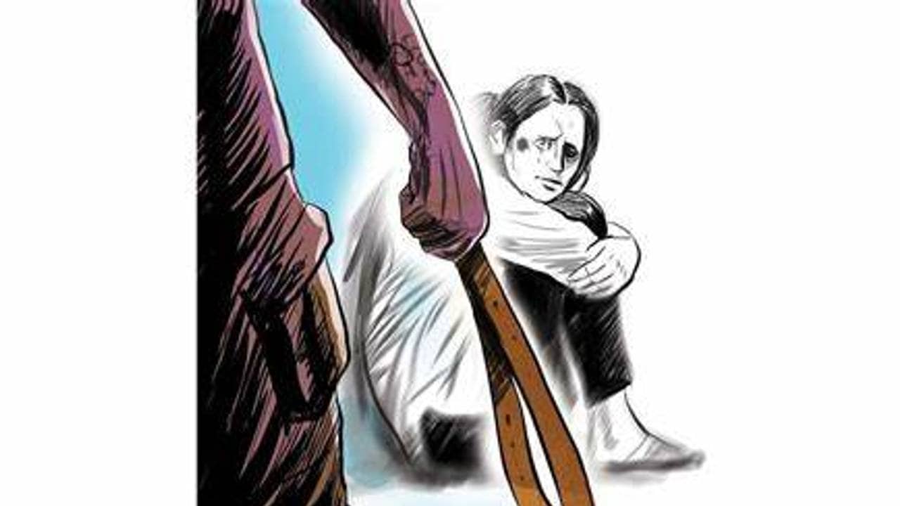 Jalpaiguri: পরপুরুষের সঙ্গে সম্পর্ক ওর, মাথা মুড়িয়ে বেধড়ক মার মহিলাকে, জুতোর মালা পরিয়ে ঘোরানো হল গ্রামে!