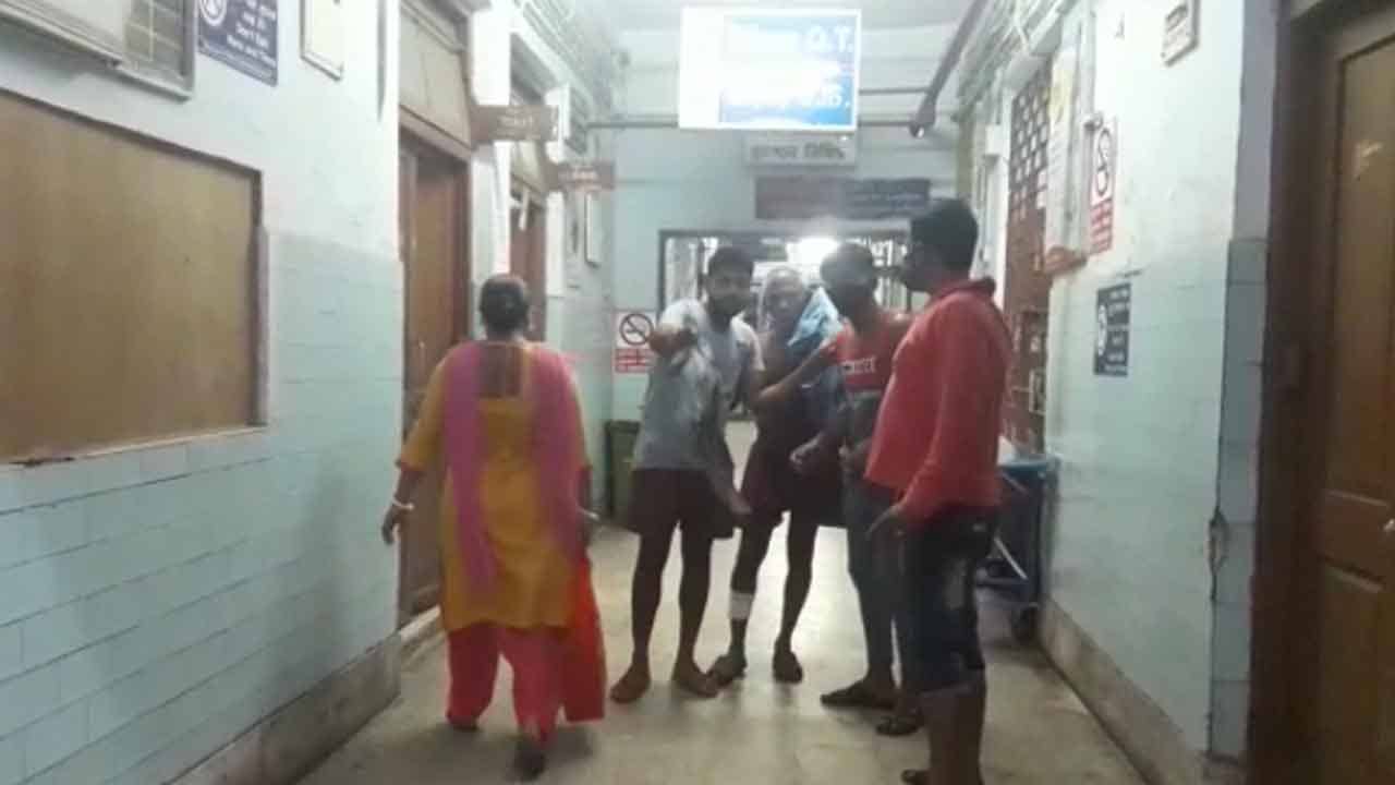 সাংসদের বাড়িতে বোমাবাজির রাতেই ফের উত্তপ্ত ভাটপাড়া! পিস্তলে বাঁটের মার, বোমায় জখম ২