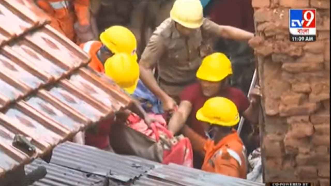 Kolkata House Collapsed: ৭ ঘণ্টার পর চাদরে পেঁচিয়ে বস্তায় ভরে বার করা হল ৩ বছরের শিশুর লাশ! আহিরীটোলায় বাড়ি ধসে মৃত ২