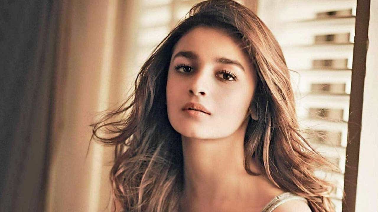 Alia Bhatt: বাড়ির কাজ কতটা হল, রণবীরকে ছাড়াই দেখতে গেলেন আলিয়া Alia Bhatt: বাড়ির কাজ কতটা হল, রণবীরকে ছাড়াই দেখতে গেলেন আলিয়া