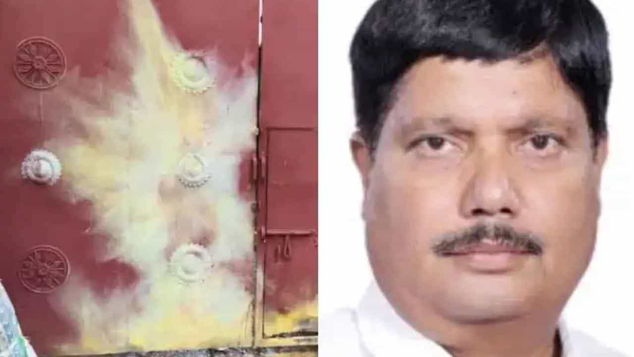 Arjun Singh: সাংসদের বাড়ি থেকে ঢিল ছোড়া দূরত্বে উদ্ধার ৩টি তাজা বোমা! অনুসন্ধানে পুলিশ কুকুর Arjun Singh: সাংসদের বাড়ি থেকে ঢিল ছোড়া দূরত্বে উদ্ধার ৩টি তাজা বোমা! অনুসন্ধানে পুলিশ কুকুর
