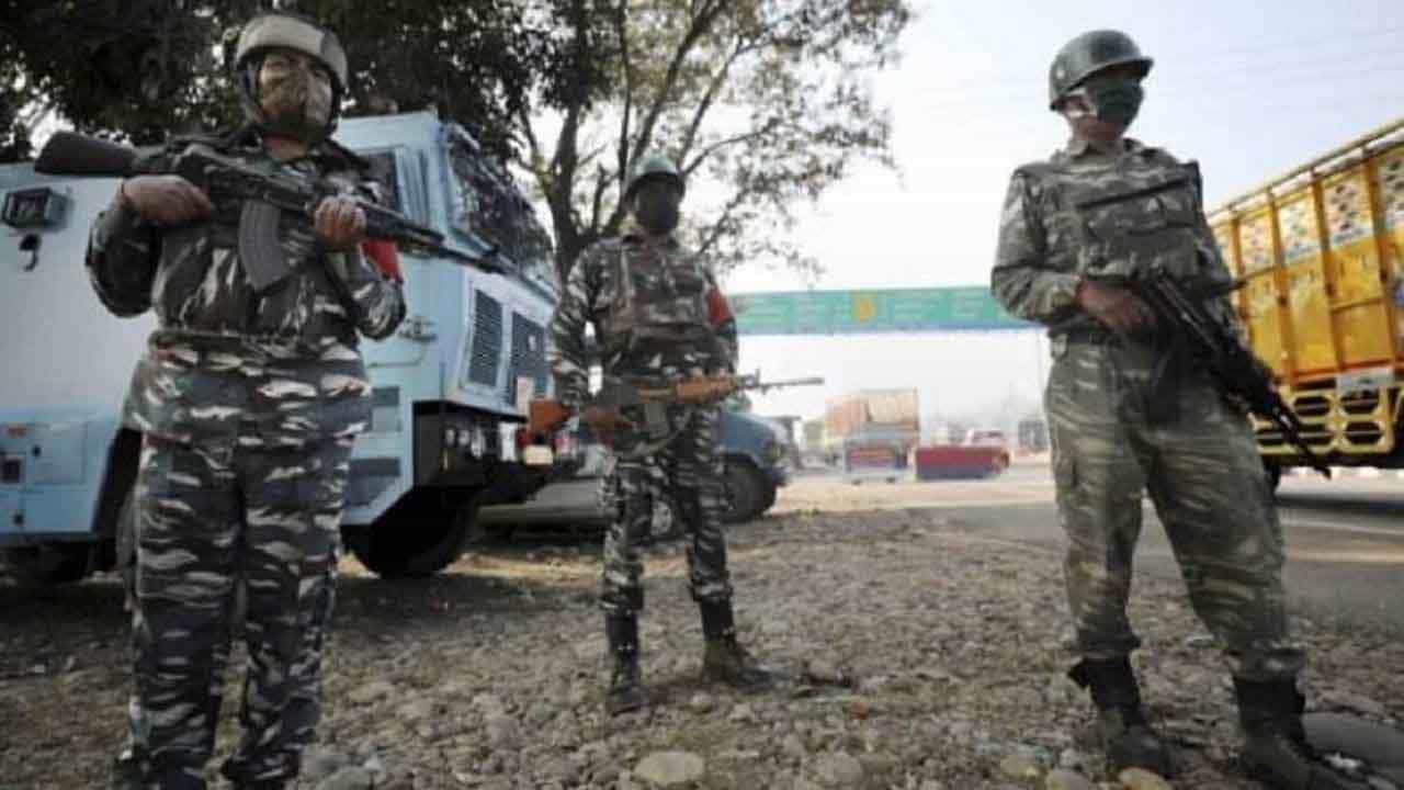 Terrorist Infiltration: জঙ্গিরা কি নিয়ন্ত্রণ রেখা পেরিয়ে ঢুকে পড়েছে? আগাম সতর্কতায় মোবাইল, ইন্টারনেট বন্ধ উরিতে Terrorist Infiltration: জঙ্গিরা কি নিয়ন্ত্রণ রেখা পেরিয়ে ঢুকে পড়েছে? আগাম সতর্কতায় মোবাইল, ইন্টারনেট বন্ধ উরিতে