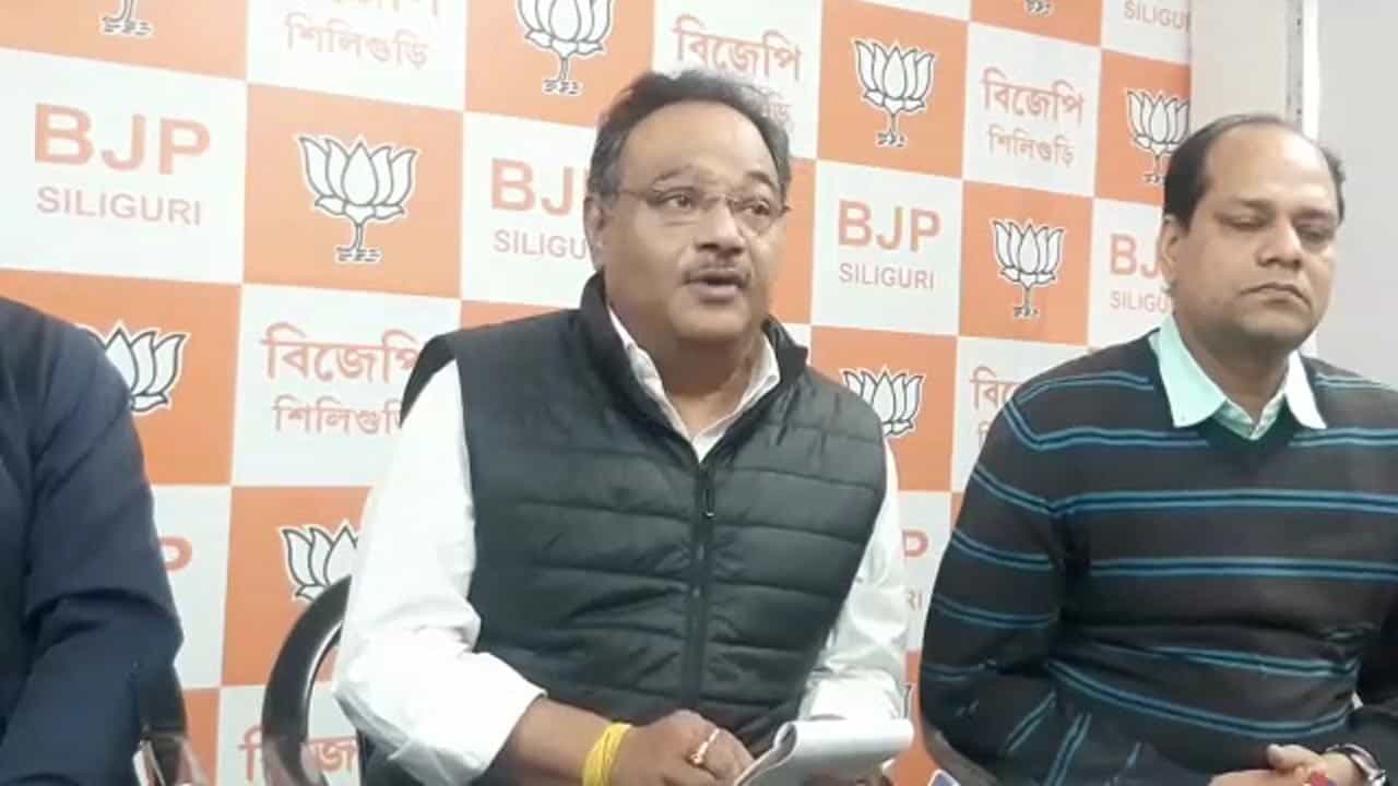 BJP North Bengal: দক্ষিণে জল-যন্ত্রণা, উত্তরে জ্বরাতঙ্ক, শুক্রবার থেকেই বৃহৎ আন্দোলনে বিজেপি BJP North Bengal: দক্ষিণে জল-যন্ত্রণা, উত্তরে জ্বরাতঙ্ক, শুক্রবার থেকেই বৃহৎ আন্দোলনে বিজেপি