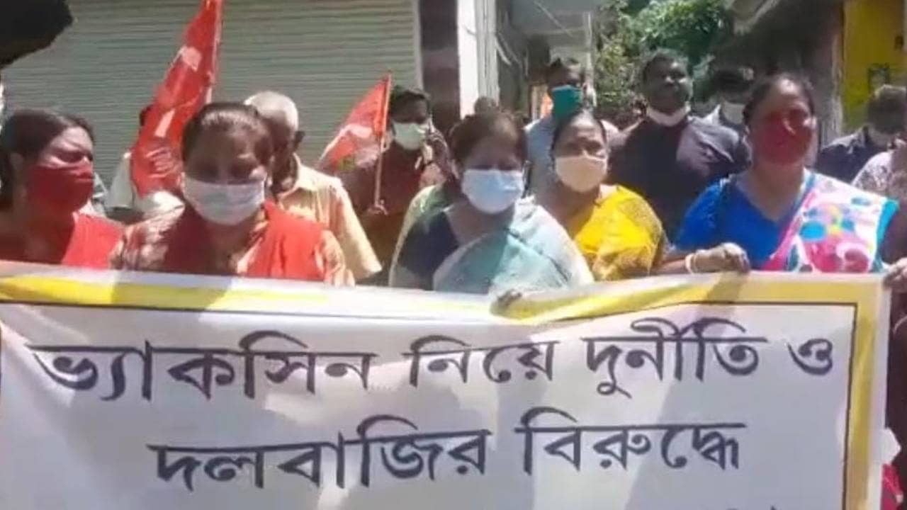 বিজেপি কর্মী কেন ভ্যাকসিন পেলেন না? প্রতিবাদে পুরনিগম ঘেরাও করল সিপিএম!