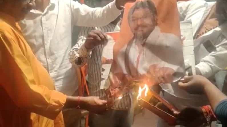 আসানসোল: ছিন্ন হল দীর্ঘ ৭ বছরের সম্পর্ক। কোনও পূর্বাভাস ছাড়াই বিজেপি থেকে আচমকা তৃণমূলে নাম লেখালেন বাবুল সুপ্রিয়। আর এই দলবদলের পর থেকেই বাবুলের লোকসভা কেন্দ্র আসানসোলে দুই শিবিরে দুই ধরনের দৃশ্য। এক শিবির যখন জয়োল্লাসে ব্যস্ত, তখনই অপরদিকের কর্মীরা ক্ষোভে জুতো-ঝাঁটা মারছেন বাবুলের ছবিতে।