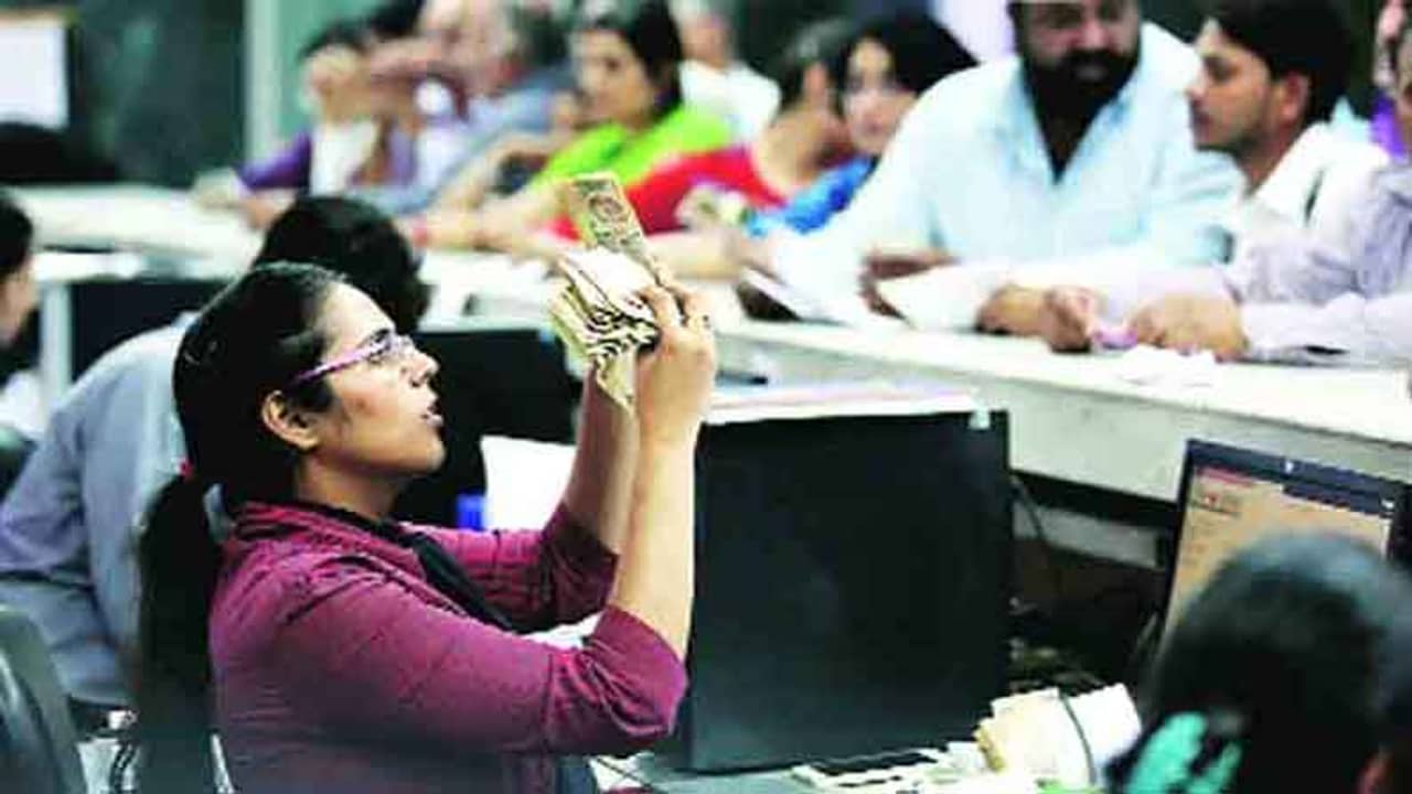 ‘লক্ষীর ভাণ্ডারের’ জেরে বদলে যাচ্ছে ব্যাঙ্ক খোলা থাকার সময়