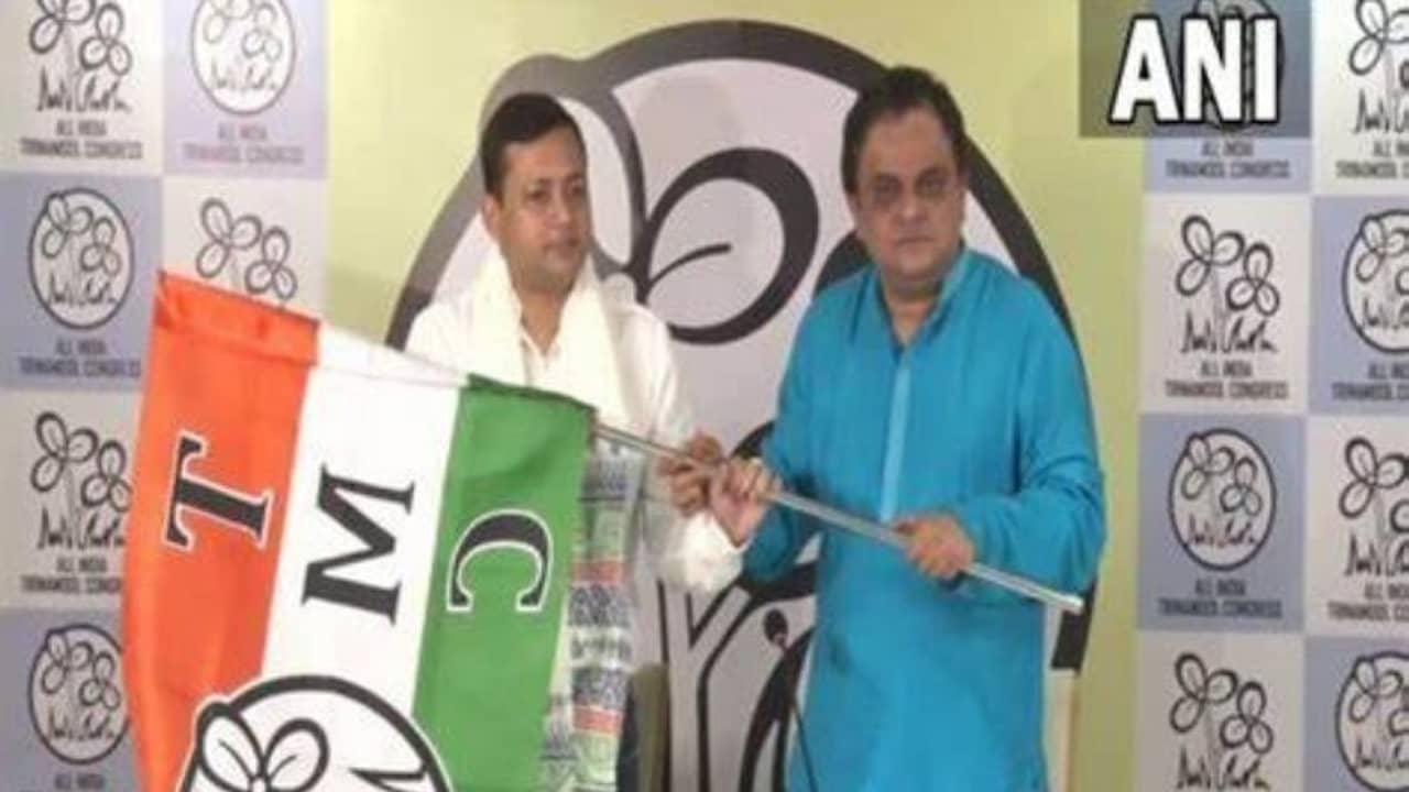 তৃণমূলে ফিরেই মানুষের দুয়ারে কড়া নাড়ছেন বিষ্ণুপুরের বিধায়ক, বিরোধীদের কটাক্ষ, দুয়ারে বিশ্বাসঘাতক