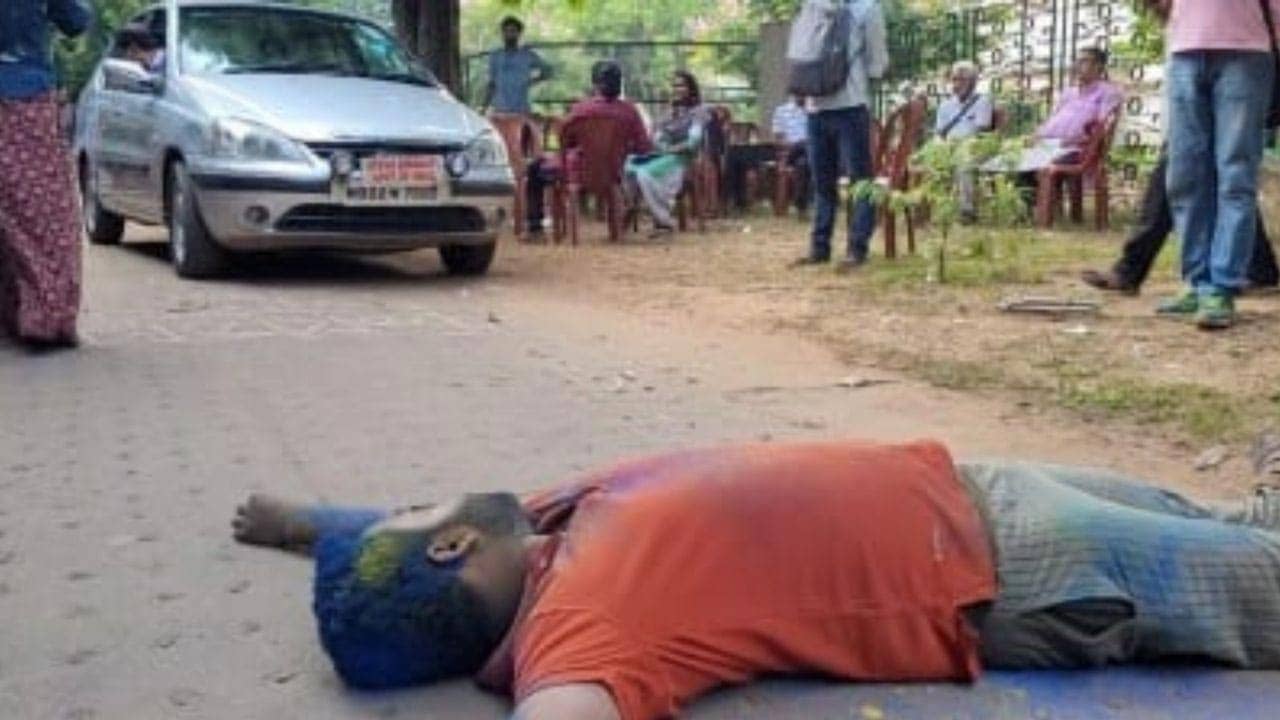 এতদিন কোথায় ছিলেন? বিশ্বভারতীর রেজিস্টারের গাড়ির সামনে শুয়ে পড়লেন আন্দোলনকারী!