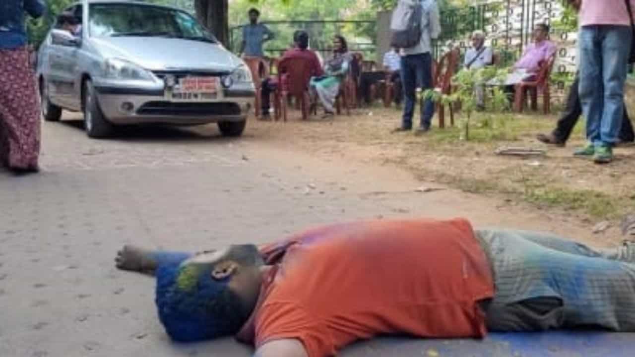 'এতদিন কোথায় ছিলেন?' বিশ্বভারতীর রেজিস্টারের গাড়ির সামনে শুয়ে পড়লেন আন্দোলনকারী! 'এতদিন কোথায় ছিলেন?' বিশ্বভারতীর রেজিস্টারের গাড়ির সামনে শুয়ে পড়লেন আন্দোলনকারী!