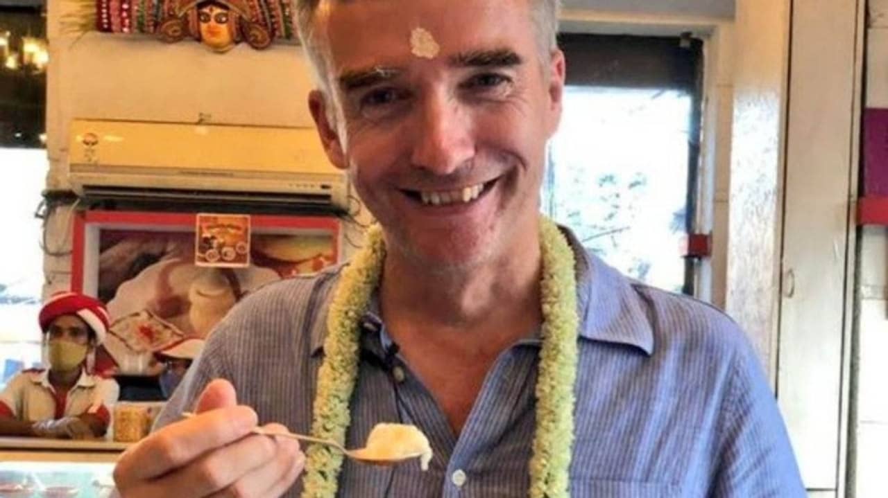 Rosogolla: মিষ্টির শহরে রসগোল্লার প্রেমে পড়লেন ব্রিটিশ হাই কমিশনার!