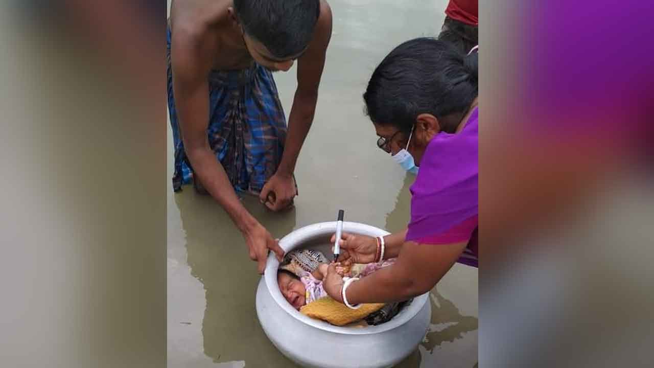 Canning Polio: কুর্নিস! হাঁড়িতে ভাসিয়ে ১৫ দিনের শিশুকে আনলেন বাবা, বুক সমান জলে পোলিও খাওয়ালেন 'আশাকর্মীদিদি'