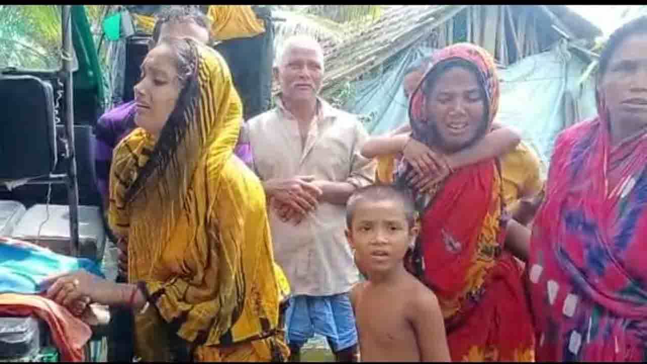 Child Death: মাঝরাতে উঠে মা দেখলেন মেয়ে ভাসছে, ঘরে জমে থাকা হাঁটু জলে পড়ে মৃত্যু ঘুমন্ত একরত্তির Child Death: মাঝরাতে উঠে মা দেখলেন মেয়ে ভাসছে, ঘরে জমে থাকা হাঁটু জলে পড়ে মৃত্যু ঘুমন্ত একরত্তির