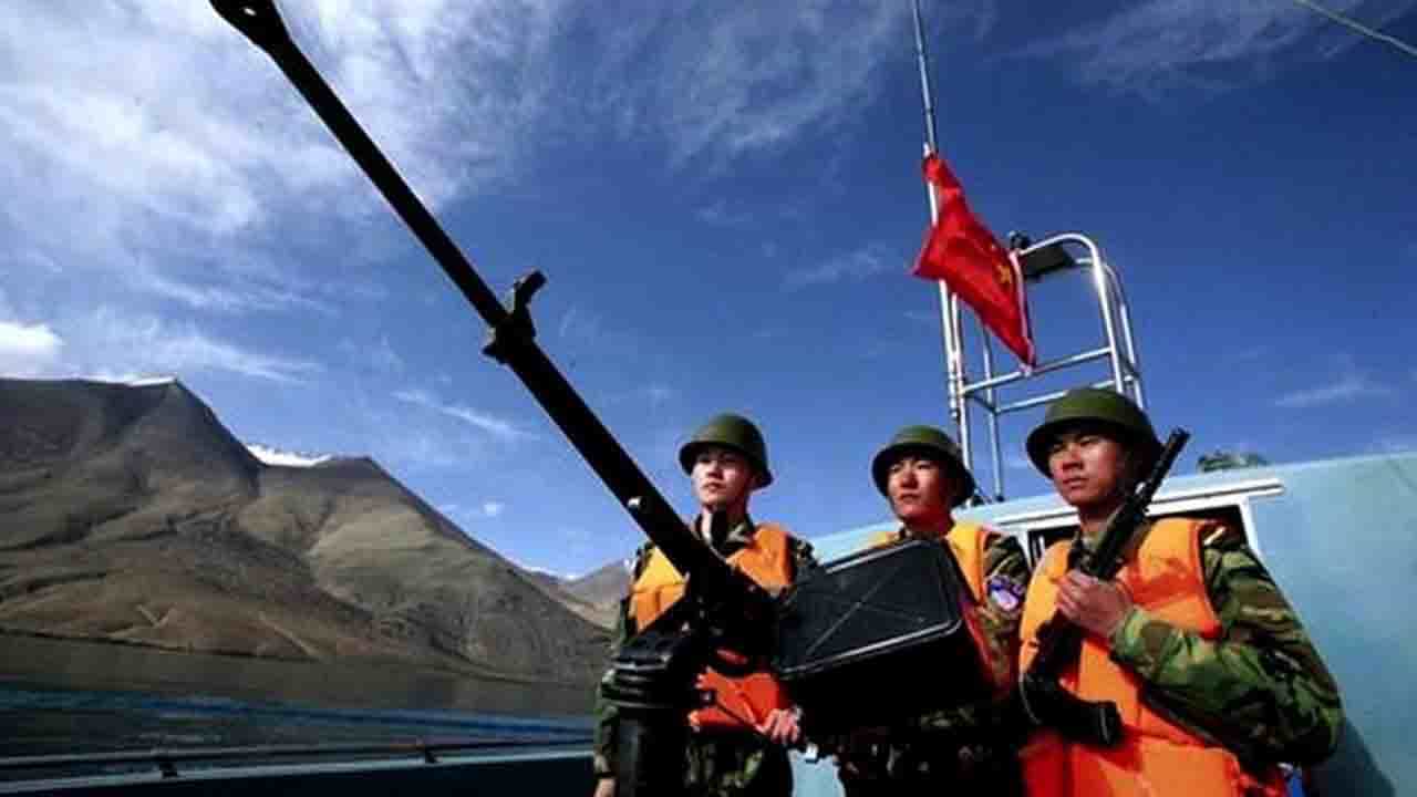 Chinese Army near LAC: পাহাড়চূড়ায় ফের আতঙ্ক! রাতের অন্ধকারে LAC ঘেঁষে মহড়া দিচ্ছে চিন