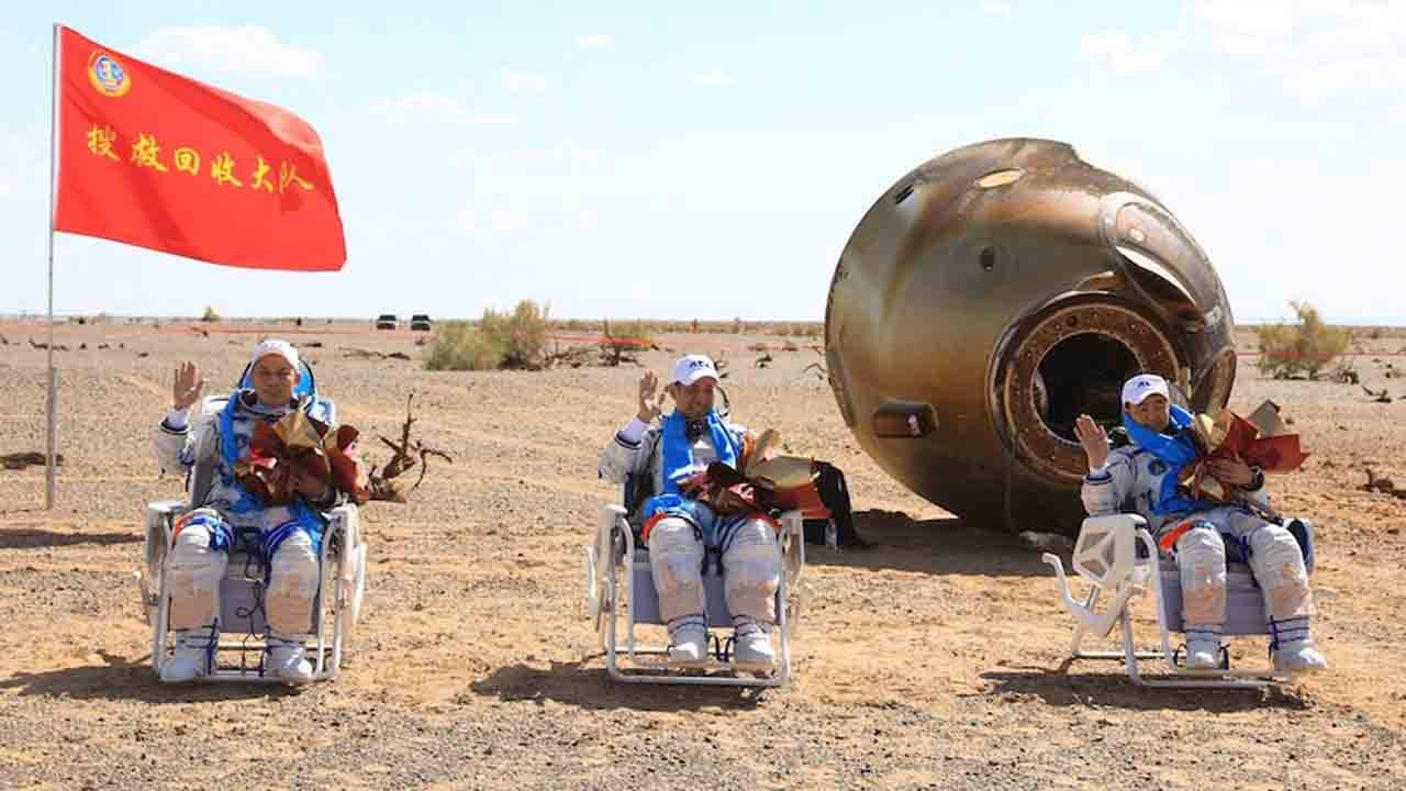 Shenzhou-12 Mission: ৯০ দিন স্পেস স্টেশনে কাটিয়ে নিরাপদে পৃথিবীতে ফিরলেন চিনের তিন নভশ্চর