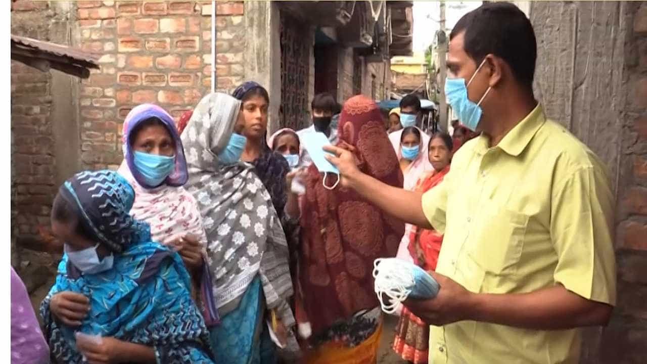 Samserganj Jangipur By-Election: 'মাস্ক নিন, ভোট দিন,' কংগ্রেস নেতাকে সরাতে গিয়ে কাঁচুমাচু পুলিশ! Samserganj Jangipur By-Election: 'মাস্ক নিন, ভোট দিন,' কংগ্রেস নেতাকে সরাতে গিয়ে কাঁচুমাচু পুলিশ!