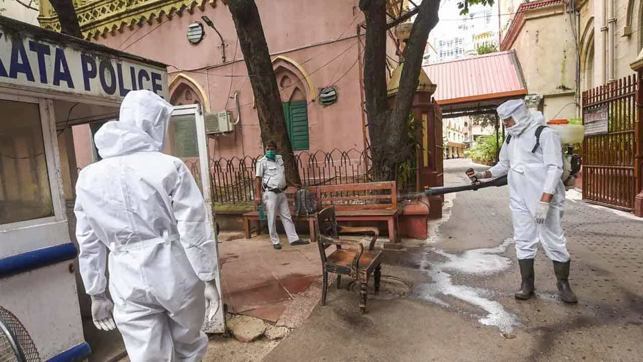 Kolkata Covid 19: ফিরতে পারে কন্টেনমেন্ট জ়োন! এক মাসেই শহরের আক্রান্ত বেড়ে দ্বিগুণ Kolkata Covid 19: ফিরতে পারে কন্টেনমেন্ট জ়োন! এক মাসেই শহরের আক্রান্ত বেড়ে দ্বিগুণ