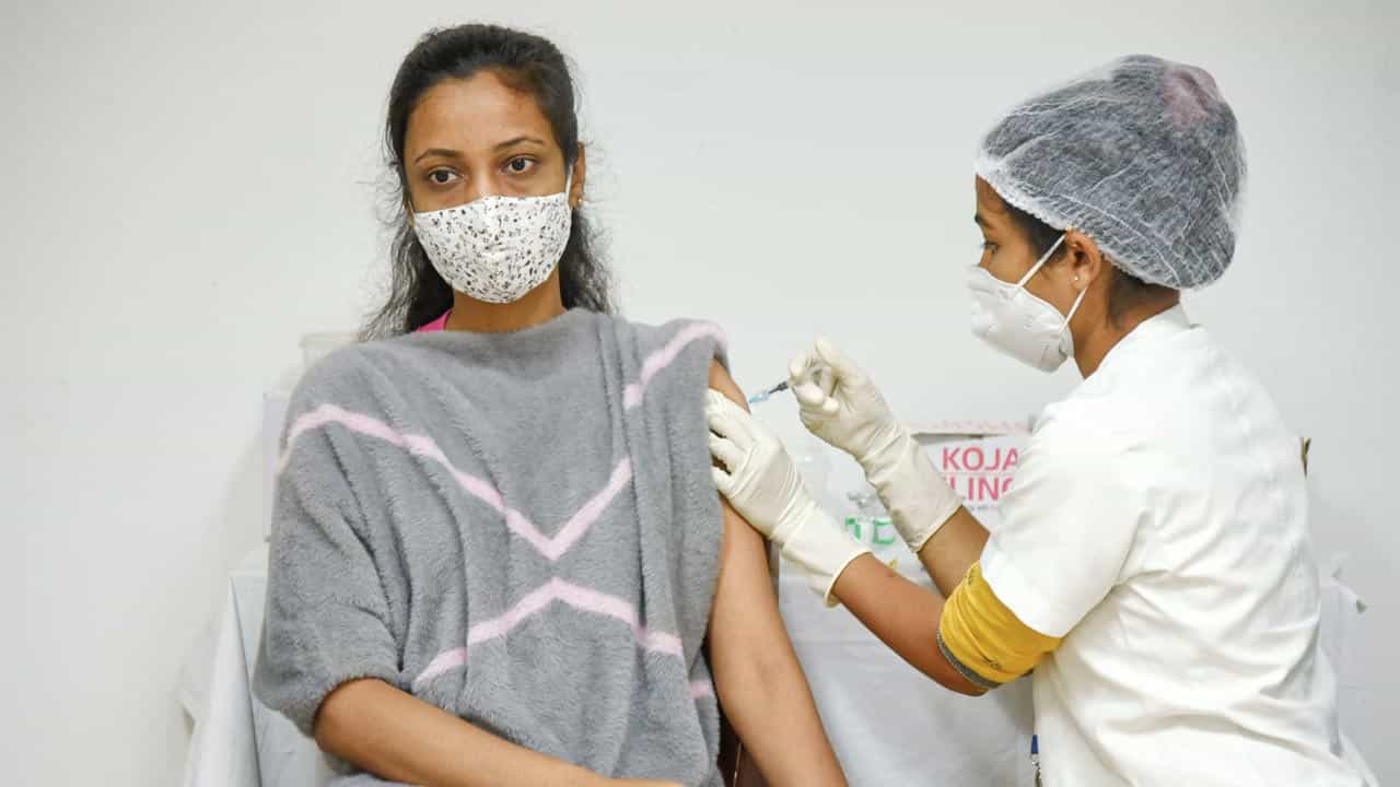 COVID Vaccine: নির্ধারিত সময় পেরিয়ে যাওয়ার পরেও দ্বিতীয় ডোজ় পাননি ১১ কোটি, উদ্বেগ বাড়াচ্ছে কেন্দ্রের পরিসংখ্যান COVID Vaccine: নির্ধারিত সময় পেরিয়ে যাওয়ার পরেও দ্বিতীয় ডোজ় পাননি ১১ কোটি, উদ্বেগ বাড়াচ্ছে কেন্দ্রের পরিসংখ্যান