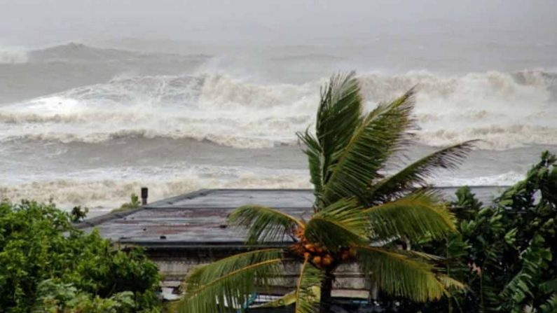 কলকাতা: বঙ্গোপসাগরে নতুন করে আবারও তৈরি হল নিম্নচাপ। ফলে ফের একবার দক্ষিণবঙ্গের জেলাগুলিতে হালকা থেকে ভারী বৃষ্টিপাতের সম্ভাবনা তৈরি হয়েছে। যদিও সেই নিম্নচাপের অভিমুখ অন্ধ্র প্রদেশের দিকে থাকায় শুধুমাত্র আজ এবং আগামিকাল দক্ষিণবঙ্গে বিক্ষিপ্ত বৃষ্টিপাত হতে পারে বলে জানা গিয়েছে। 