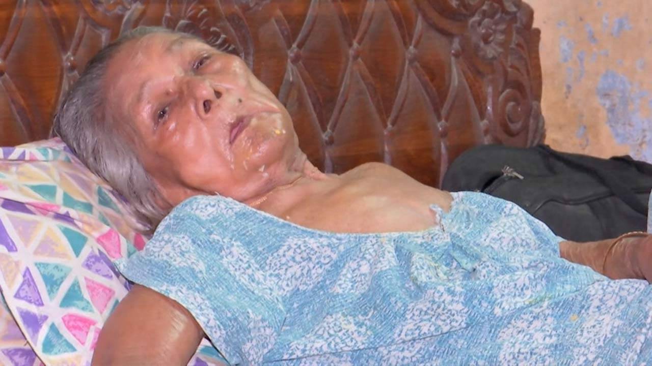 Kolkata Water Logging: পচা জলে দিন কাটছে ৯৬-এর বৃদ্ধার, দুর্দশার কথা বলতে গিয়ে ডুকরে কাঁদলেন ছেলে