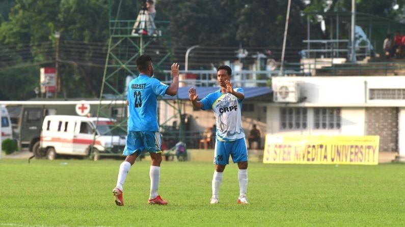 খেলার প্রথমার্ধে ১-০ এগিয়ে থাকে মহমেডান। দ্বিতীয়ার্ধে আরও ৪ গোল দেয় সাদা-কালো।