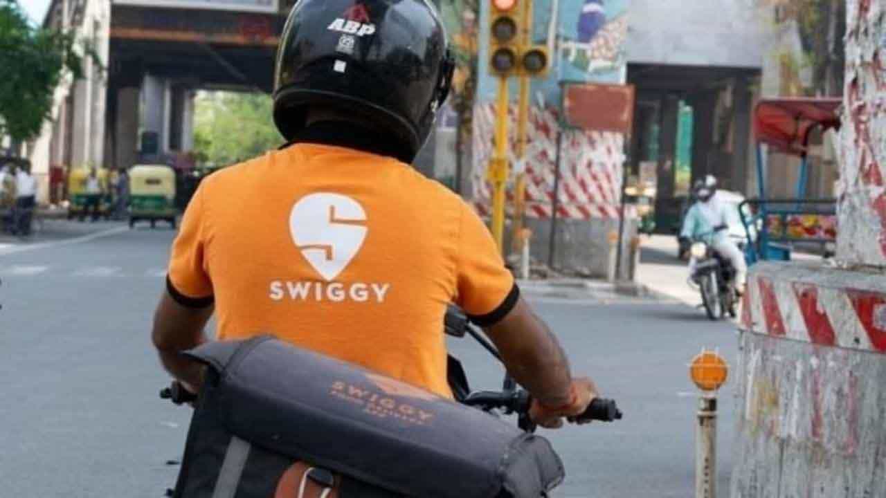 Swiggy-Zomato : জিএসটি গুনবে সুইগি-জ়োম্যাটো, বাড়বে কি অনলাইনে খাবারের দাম? Swiggy-Zomato : জিএসটি গুনবে সুইগি-জ়োম্যাটো, বাড়বে কি অনলাইনে খাবারের দাম?