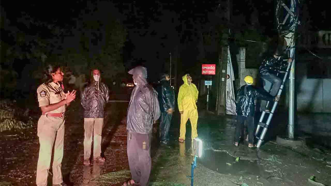 Cyclone Gulab Update: রাতেই শুরু গুলাবের তাণ্ডব, কয়েক ঘণ্টার মধ্যেই মৃত্যু তিনজনের